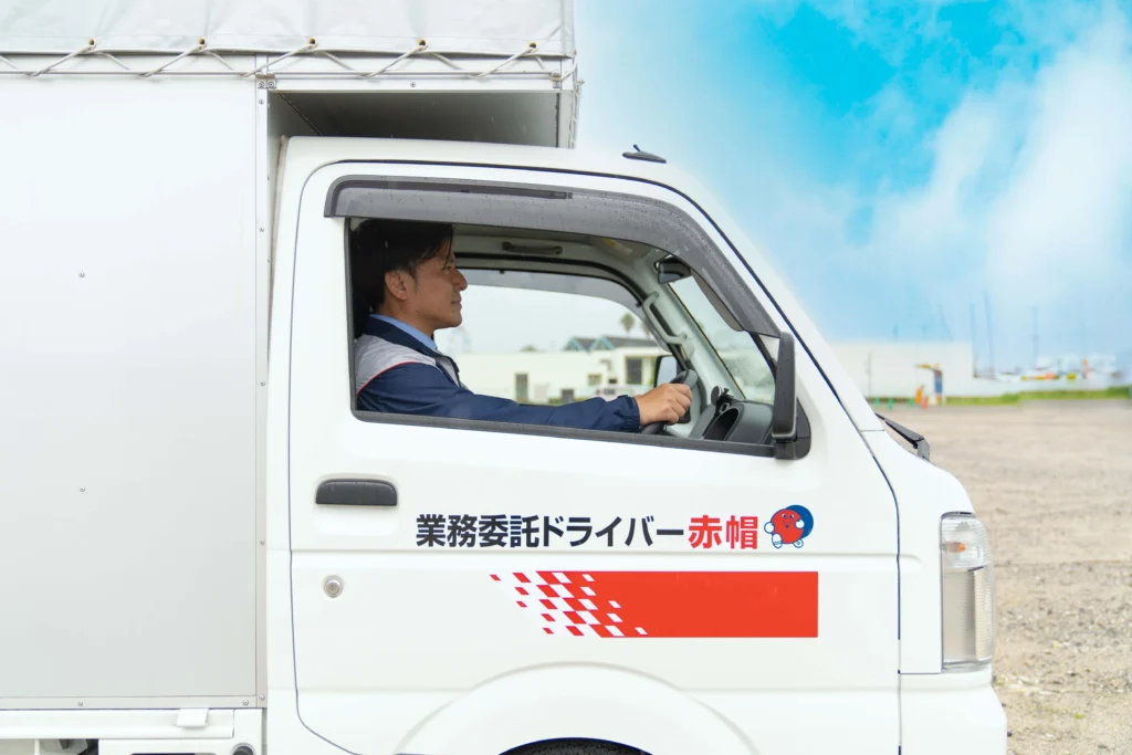 ドライバーが運転しているトラックの画像